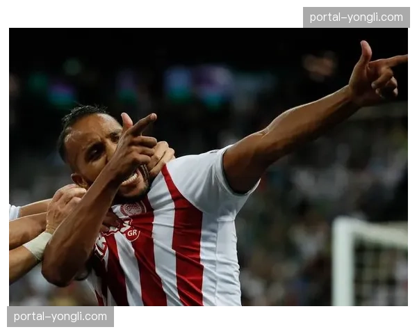 镜头聚焦：小球迷通过场馆提供的平板电脑，以“球员视角”观看角球攻防。