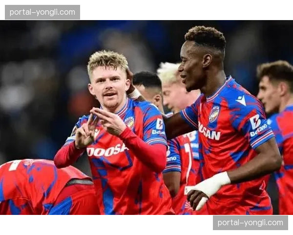 官方：里昂与20岁中场切尔基续约至2030年